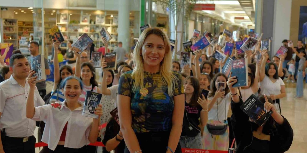 Yazar Beyza Alkoç ’100bin Gülücük İmza Günü’nde Sevenleriyle Buluştu