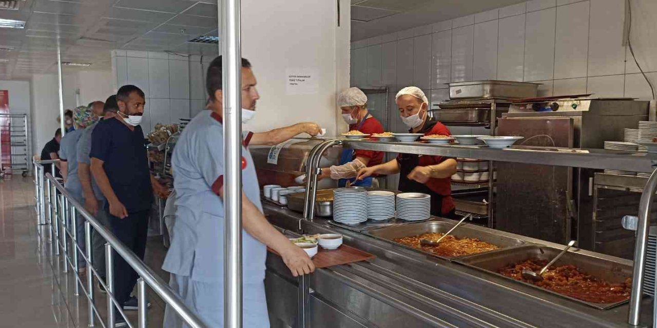 Mersin’deki Hastanelerin Yemeği Öğretmenevinden Karşılanıyor