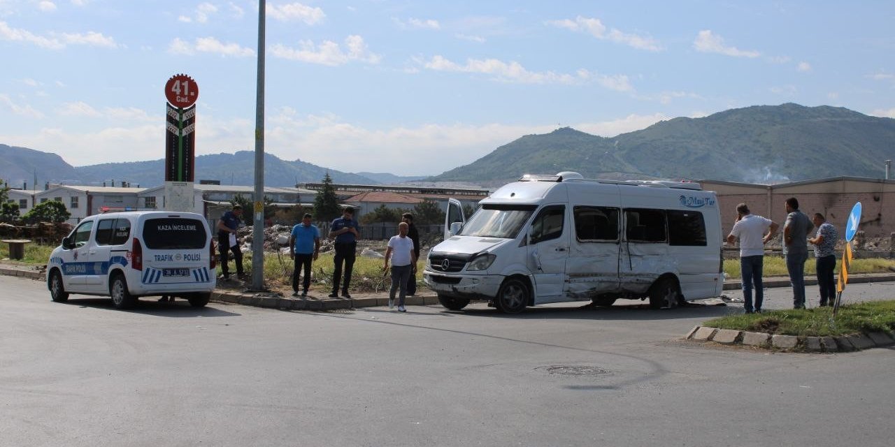 İşçi Servisleri Çarpıştı: 7 Yaralı