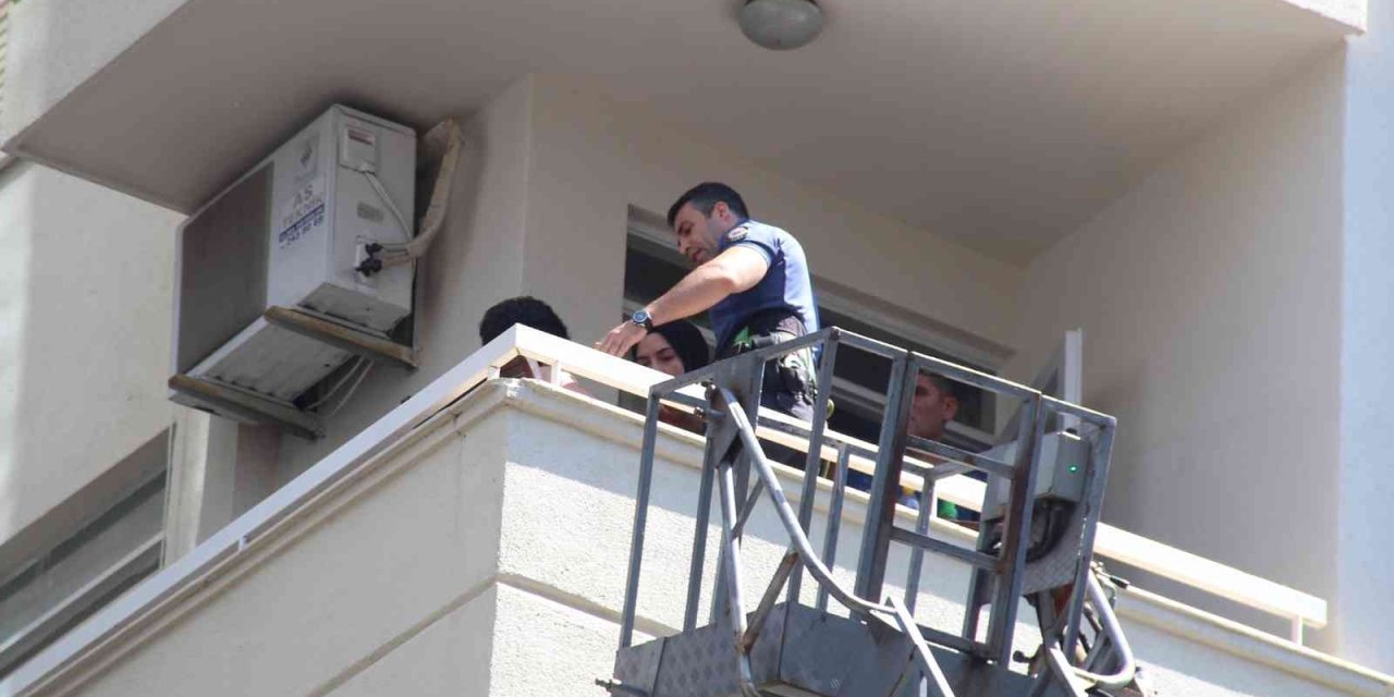 Eşyalarını Aşağı Atıp, Balkonda Keyif Yaptı, Polisi Ve İtfaiyeyi Alarma Geçirdi