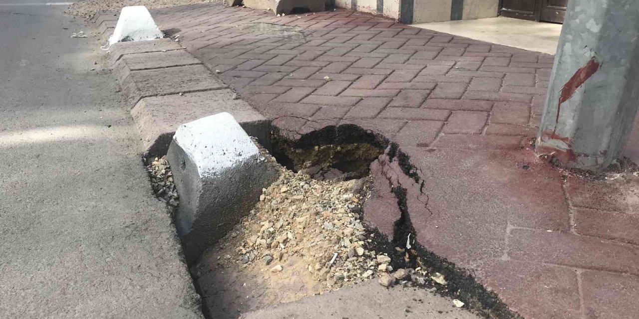 Kaldırım Göçüğü Direği Yamulttu