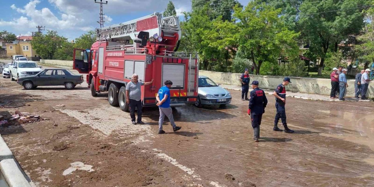 Selde Araçları Çamura Saplanan 5 Kişi Kurtarıldı