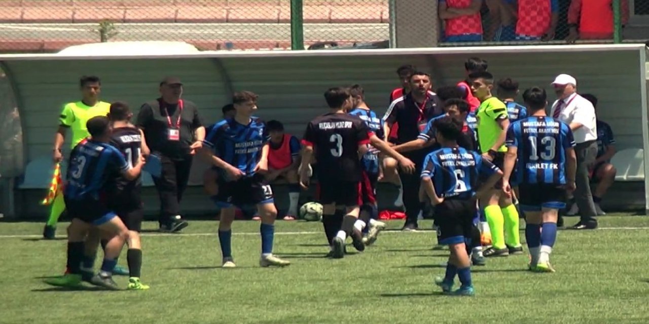 Uçan Tekme Atan Futbolcuya 3 Maç Ceza