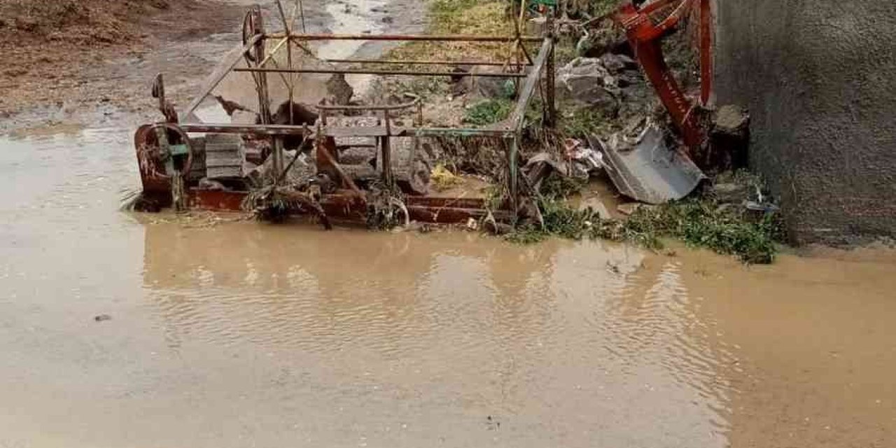 Kayseri’de Şiddetli Yağış Hayatı Olumsuz Etkiledi, Araçlar Yolda Kaldı