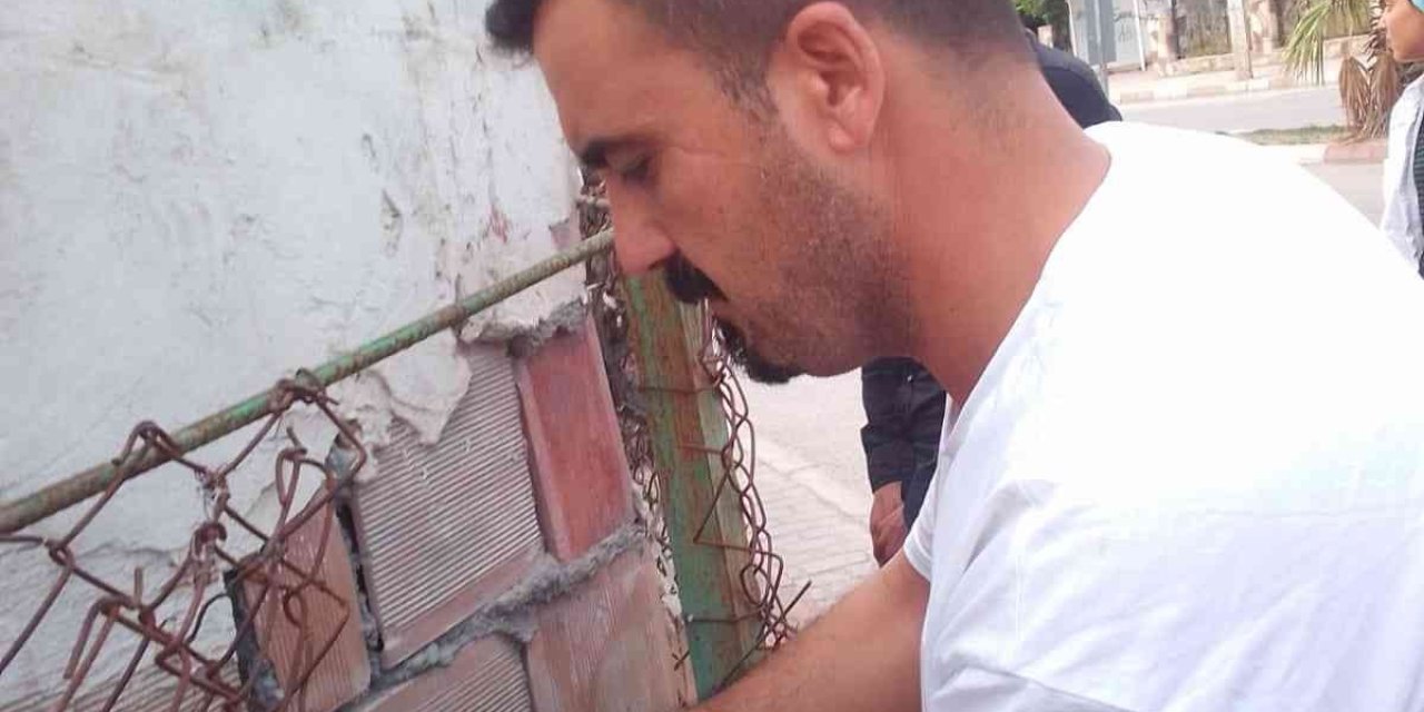 İki Duvar Arasında Sıkışan Kediyi Belediye Personeli Kurtardı