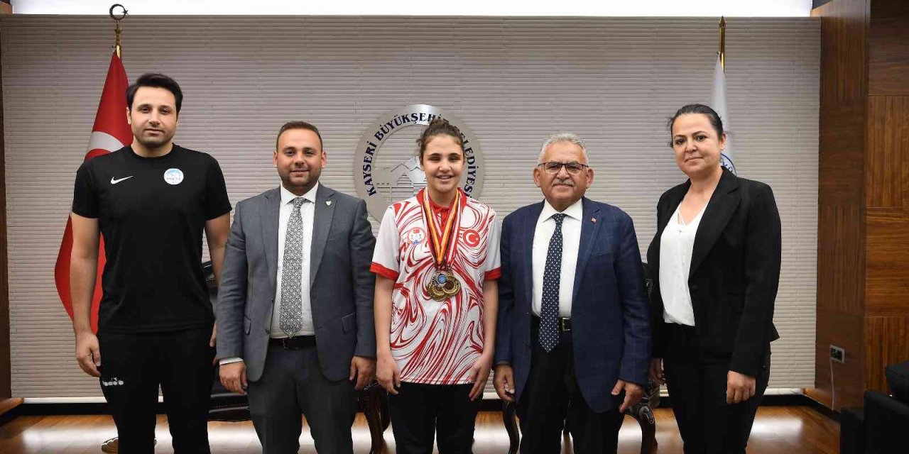 Başkan Büyükkılıç, Özel Sporcu Şampiyon Cemre’ye Destek