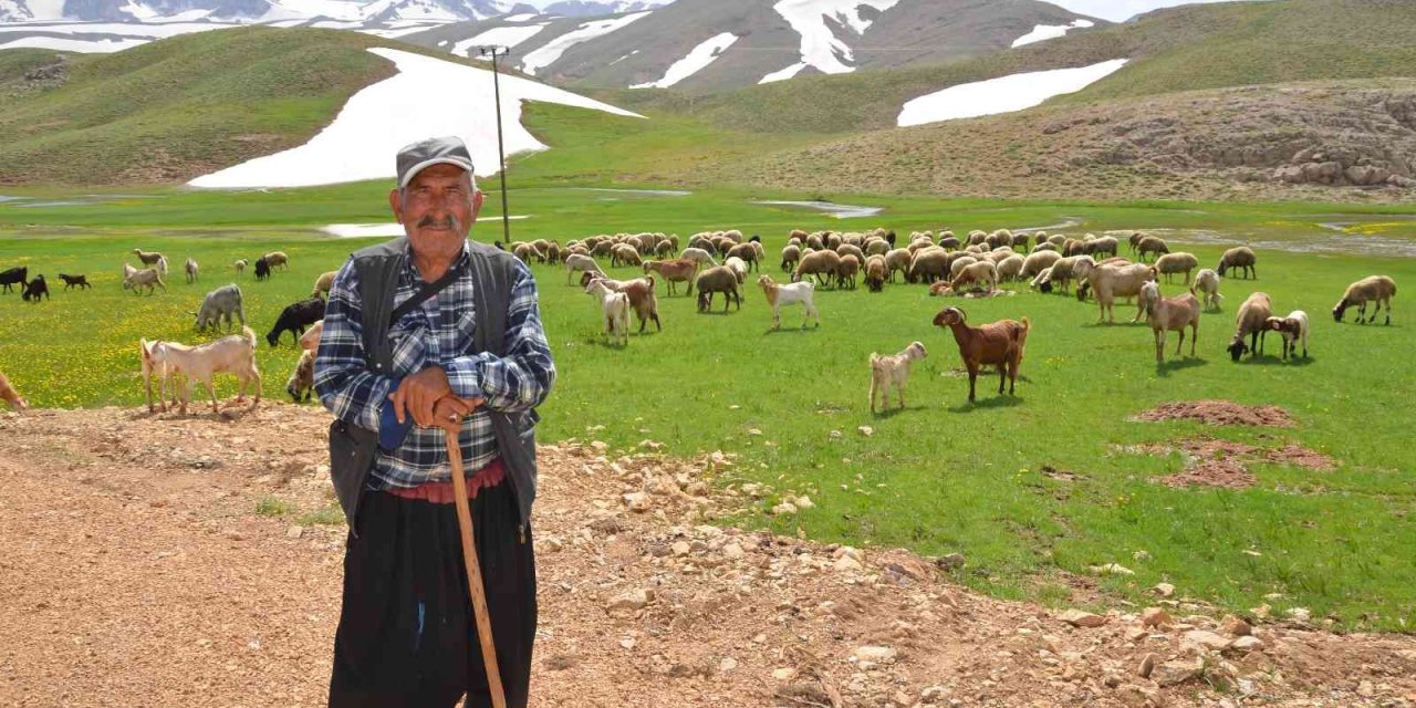 Antalya’da Yörüklerin Karla Kaplı Yayla Serüveni Başladı