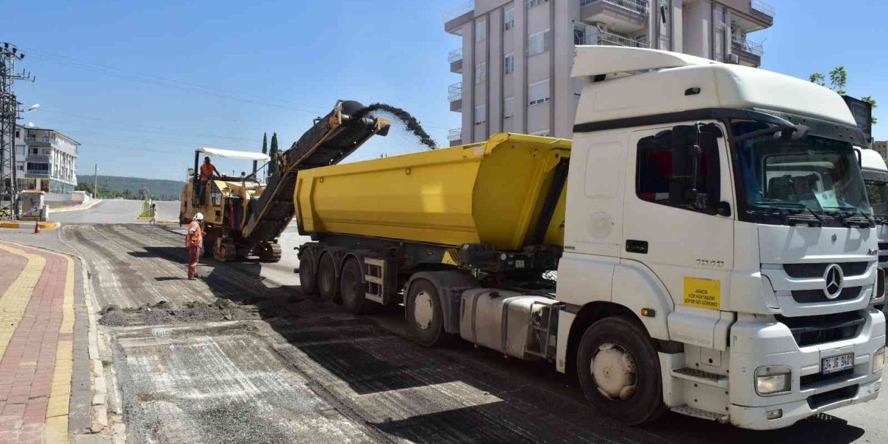 Kepez’de Hasar Gören Yollar Düzeltiliyor