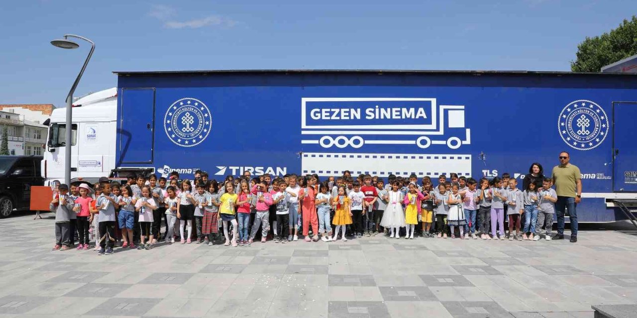 “gezen Sinema Tırı” İlçelerdeki Çocukları Sinema İle Buluşturuyor