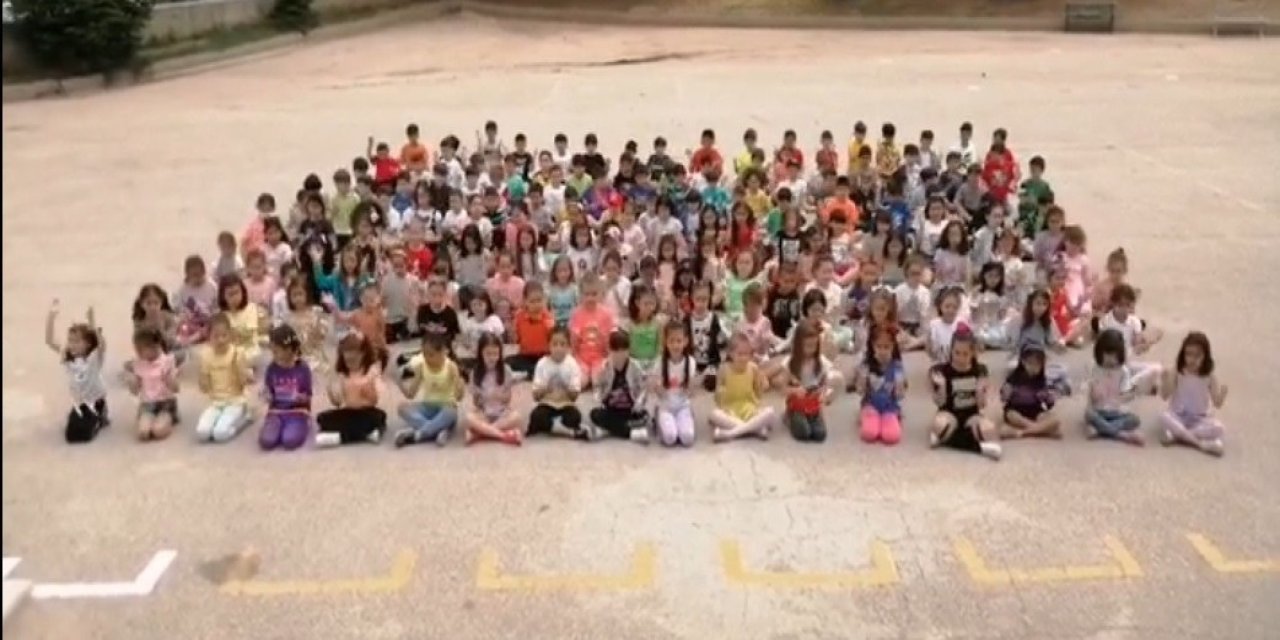 Minik Öğrenciler Sosyal Medyada Trend Olan Şarkıyı Ritimle Yorumladı