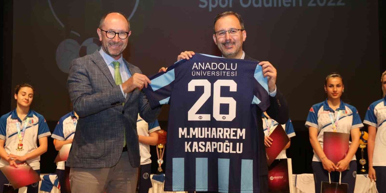 Bakan Kasapoğlu Eskişehir’de Öğrencilerle Buluştu