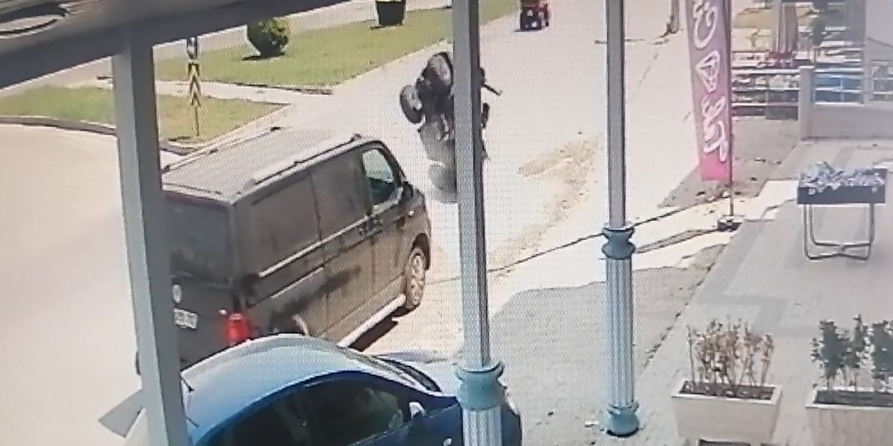 Park Halindeki Minibüse Çarpan Atv Takla Attı, İngiliz Turist Yaralandı