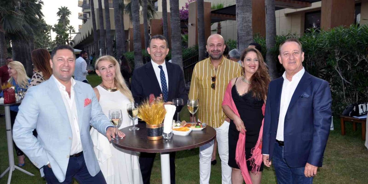 Erkekler Kadınlar İçin Şarkı Söyleyecek