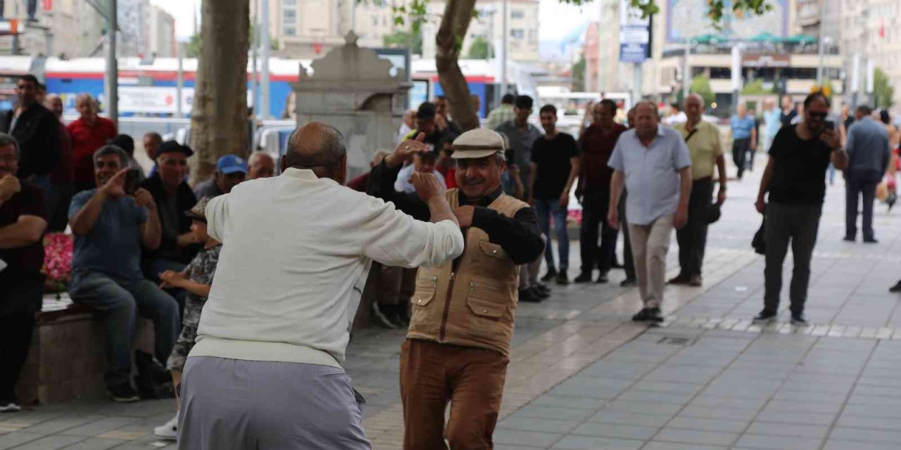 Yaşlılar Meydanda Konser Verdi, Vatandaşlar İlgiyle İzledi