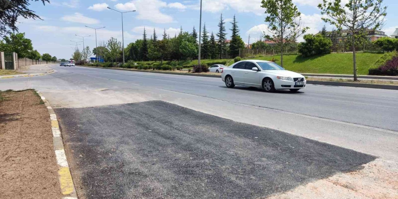 Karayolunun Kenarında Oluşan Esrarengiz Çukur Kapatıldı