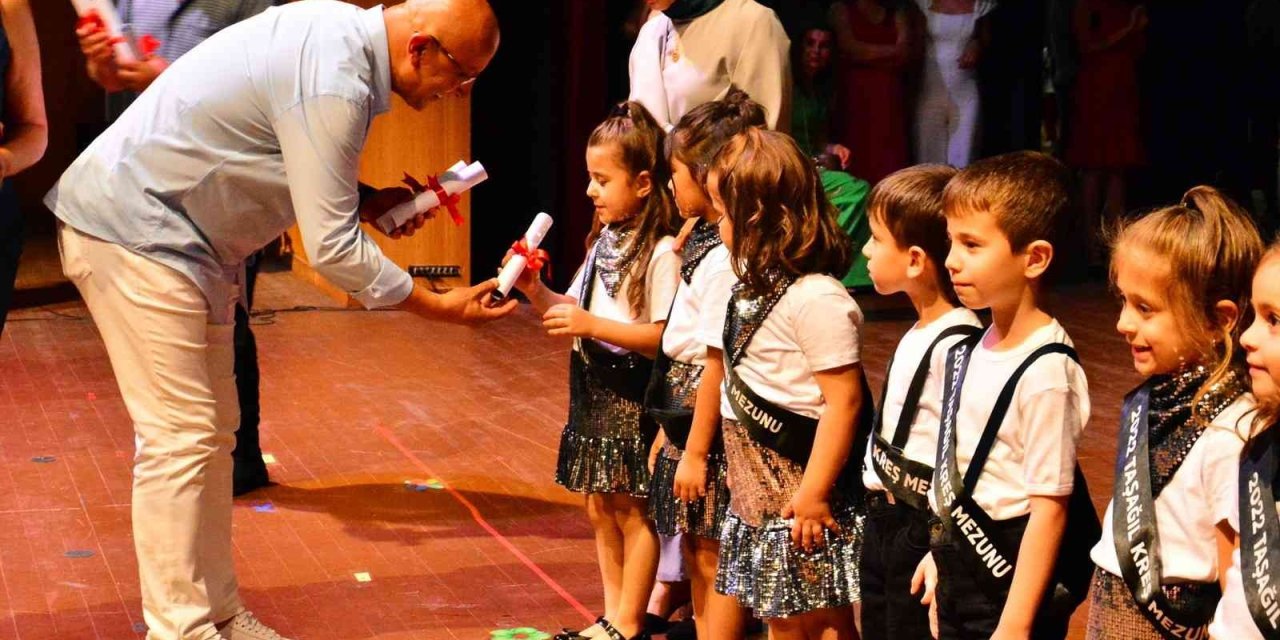 Miniklerin İlk Diploma Heyecanı