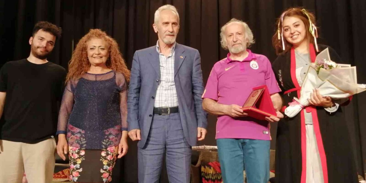 Eskişehir’de ’bizden Bir Aile’ Adlı Komedi Tiyatro Oyunu Sahnelendi