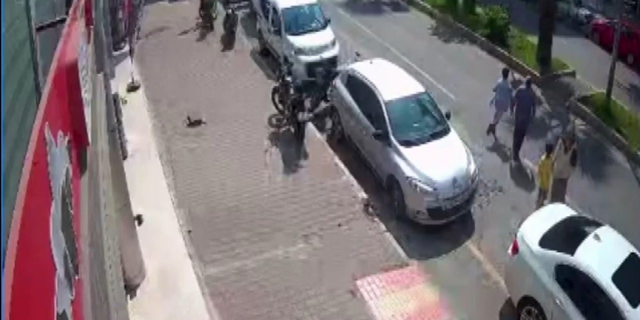 Koşarak Yolun Karşısına Geçmek İsteyen Çocuğa Otomobil Çarptı