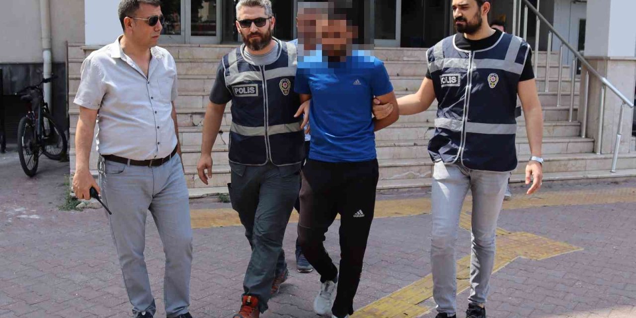 Aranan Şahsı Havalandırma Boşluğunda Yakalayan Polis: "hadi Gel, Çok Terlemişsin Orada"