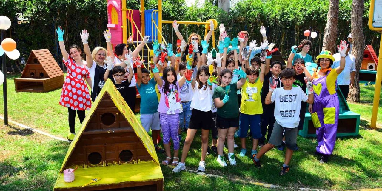 Küçük Eller Kedi Evlerini Boyadı