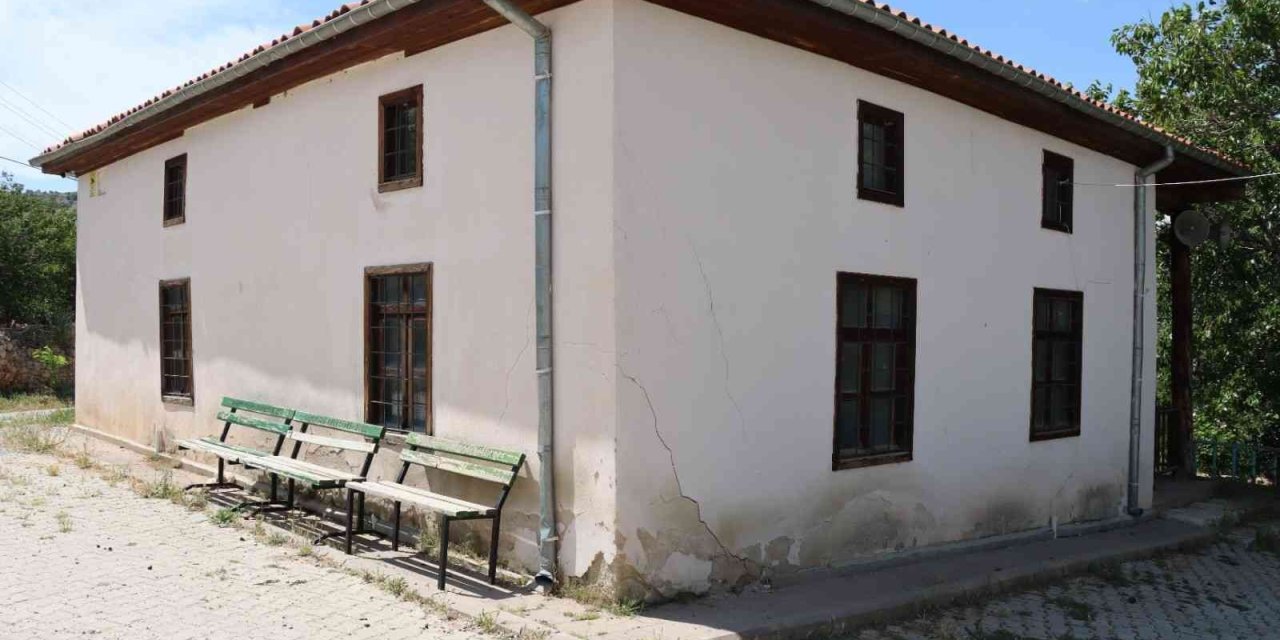 Tarihi Camii Restorasyon Bekliyor.