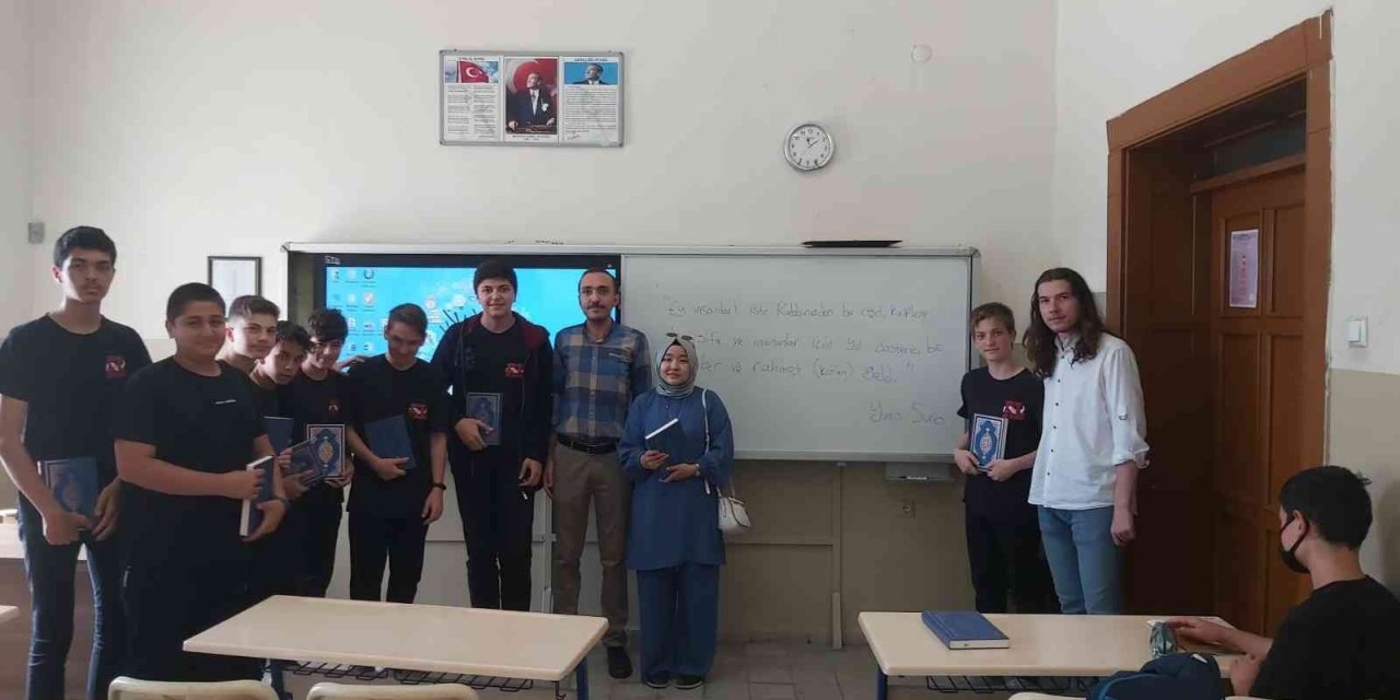 Tügva’dan Lise Öğrencilerine Kur’an-ı Kerim Dağıtımı