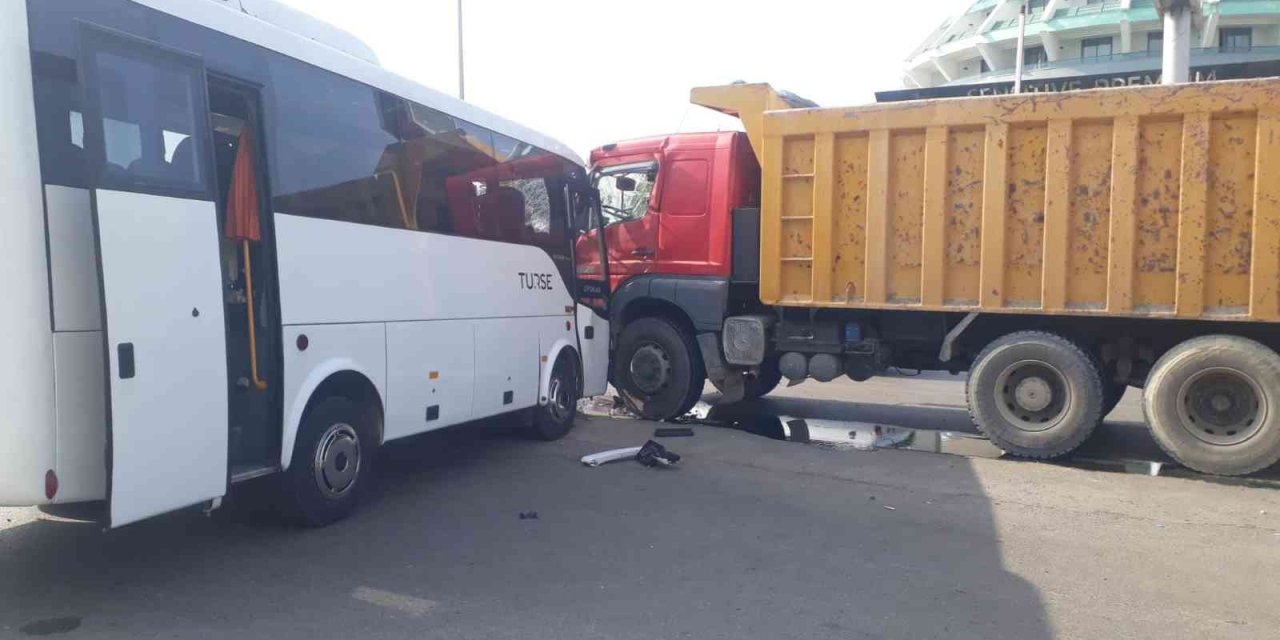 Tur Midibüsü İle Kamyon Çarpıştı: 2 Yaralı