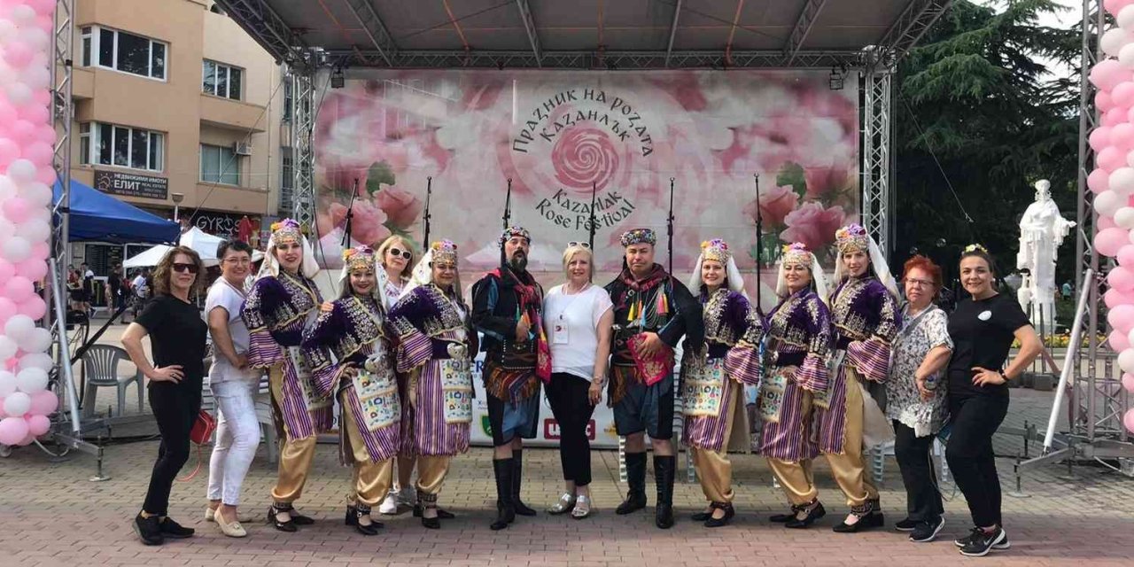 Balkanika Halk Oyunları Topluluğu, Bulgaristan’da Yapılan ‘uluslararası Kazanlık Gül Festivali’ne Katıldı