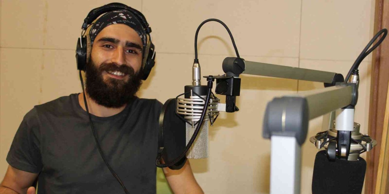 Blues Hikayeleri Müzikseverleri Radyo A Başına Topluyor