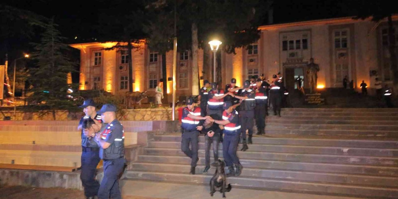 Çelik Gergi Kayışı Hırsızlarına Jandarmadan Suçüstü