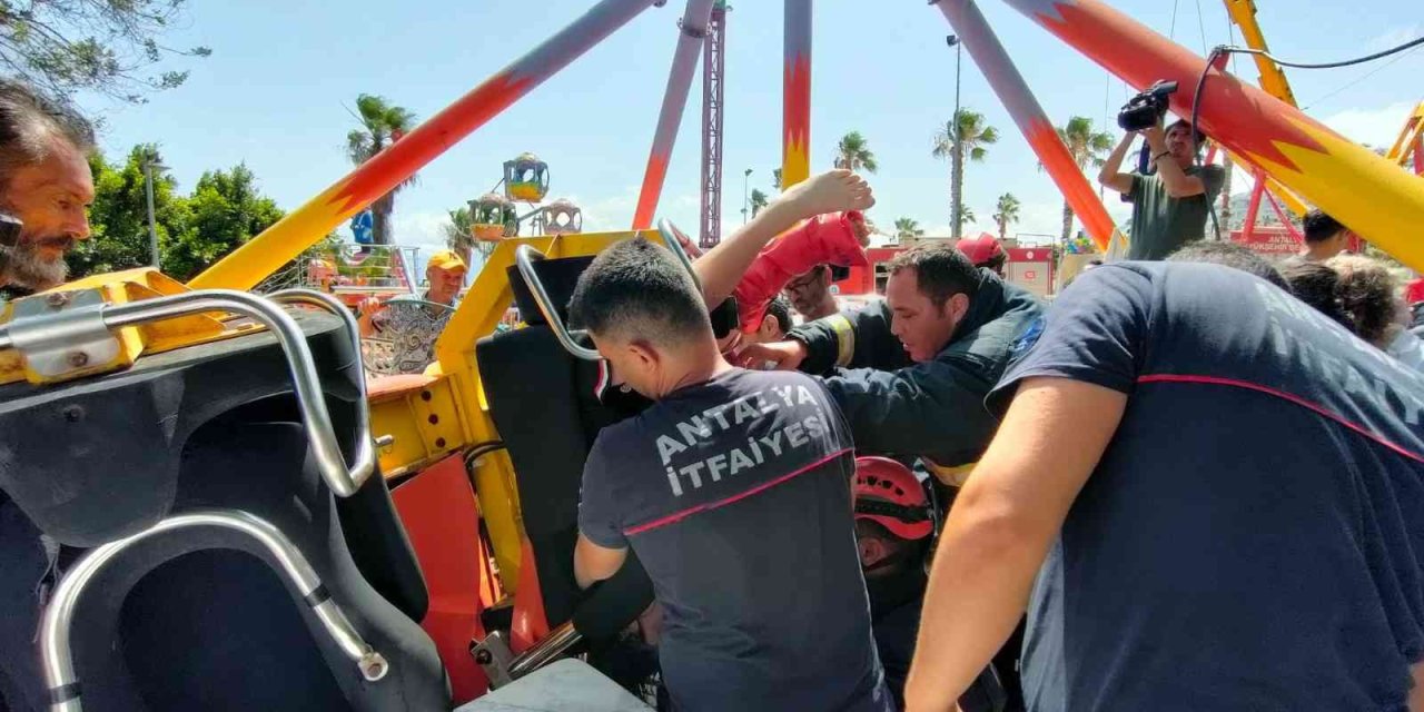 Antalya’da Lunaparkta Salıncak Platformdan Çıktı, 3 Çocuk Yaralandı