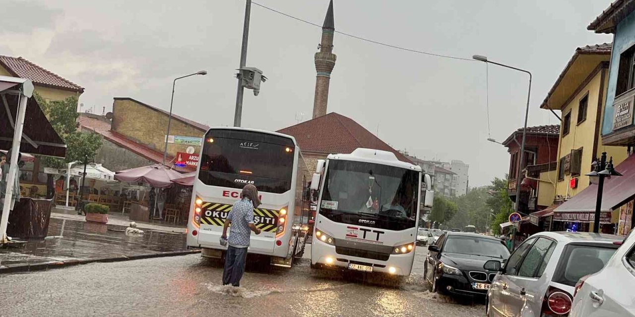 Eskişehir’de Sağanak Yağış Hayatı Felç Etti