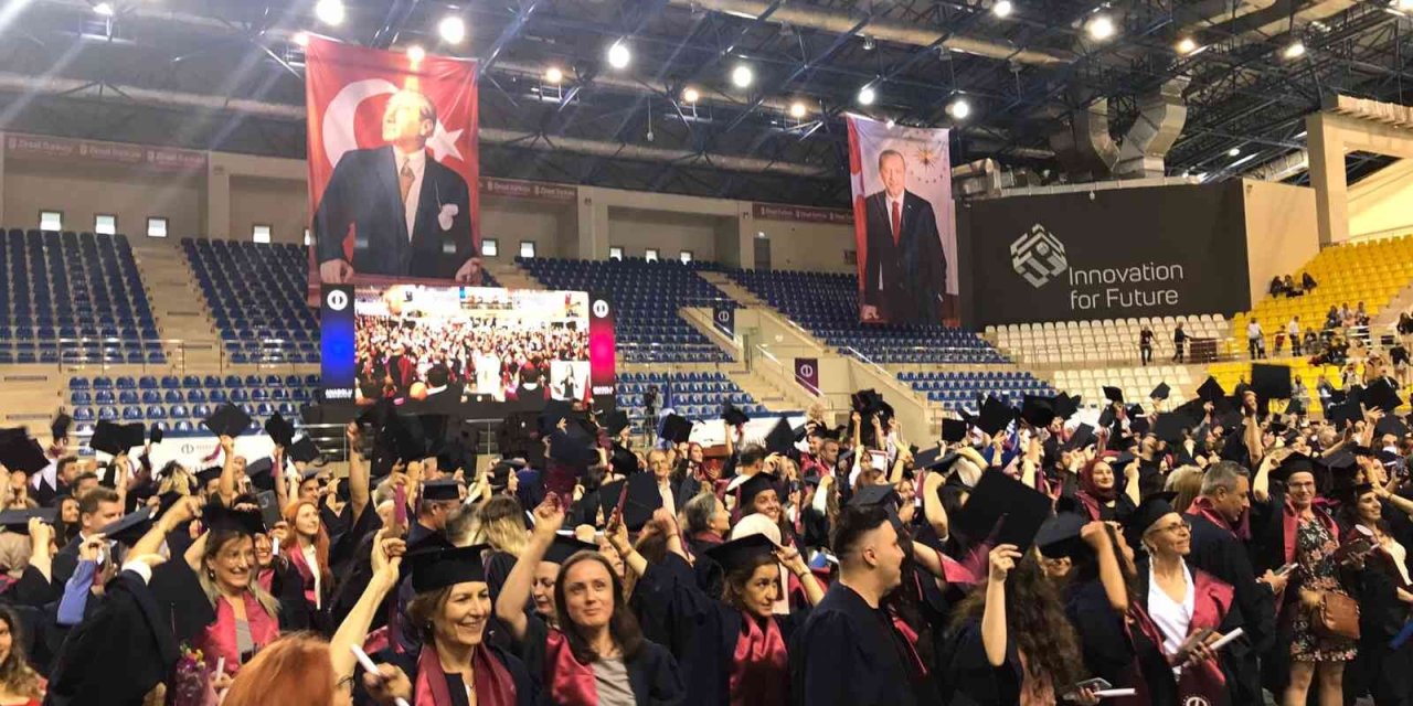 Açıköğretim Fakültesi Farklı Hikayelerle Birçok Mezun Verdi