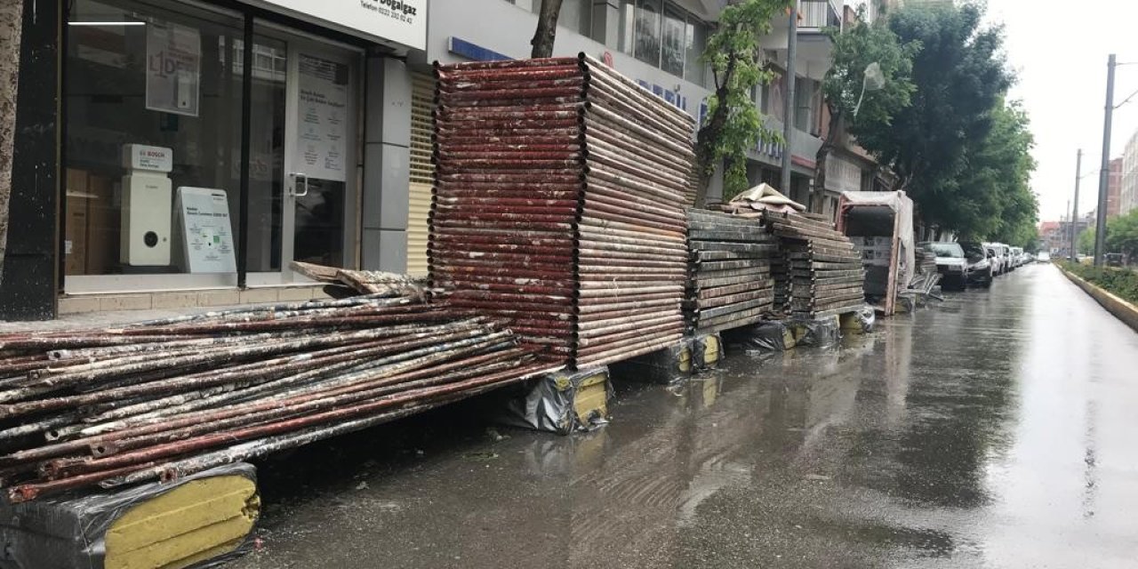 İskele Demirleri Hem Sürücüleri Hem Vatandaşları Tehdit Ediyor