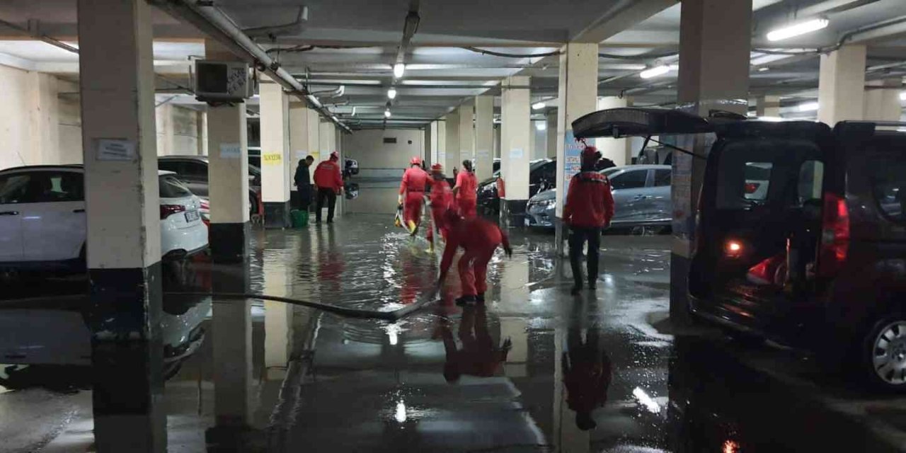 Akut Eskişehir Ekibi Su Basan Otoparkta Gece Boyu Çalıştı