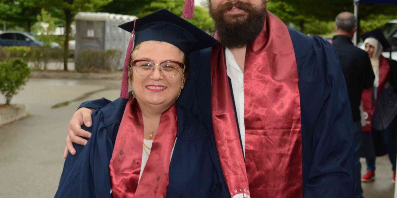Anne Ve Oğlu Birlikte Mezuniyet Sevinci Yaşadı