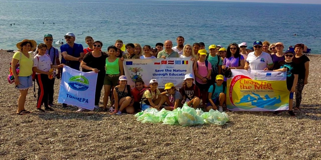 Konyaaltı Sahiline Öğrenci Eli Değdi