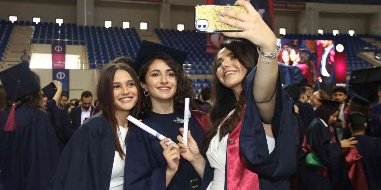 Anadolu Üniversitesi’nde Mezuniyet Sevinci