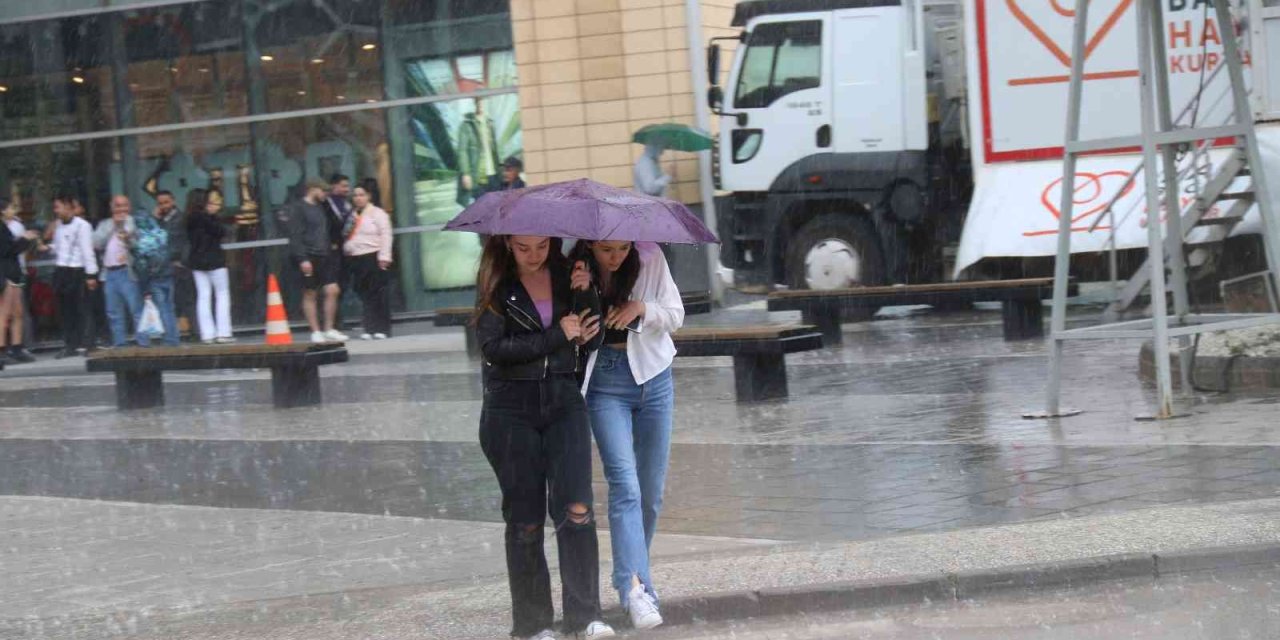 Sağanak Yağış Günlük Hayatı Olumsuz Etkiledi