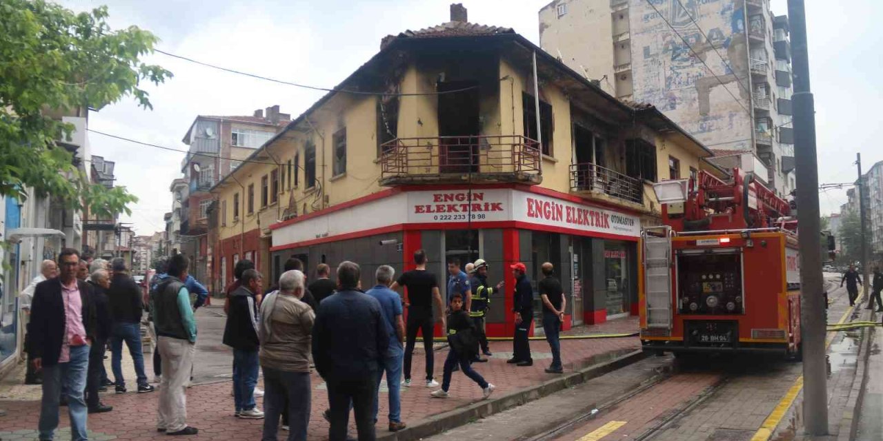 Alevlere Teslim Olan Otel Kullanılamaz Hale Geldi