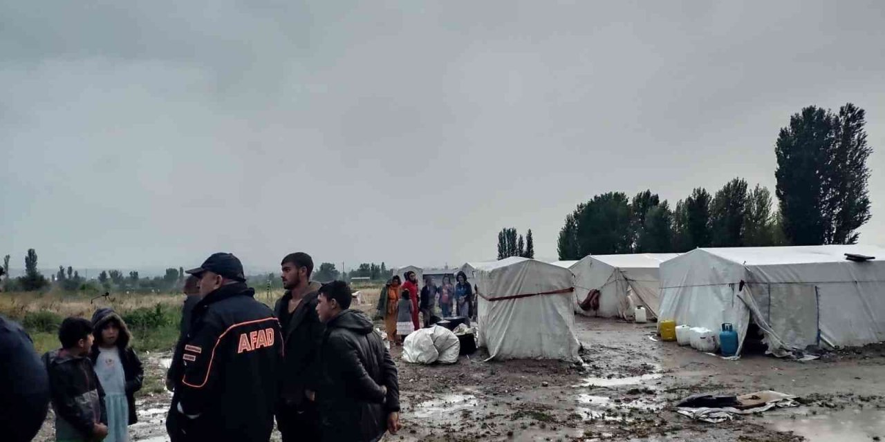 Çadır Alanını Sel Bastı, 30 Kişi Canını Zor Kurtardı