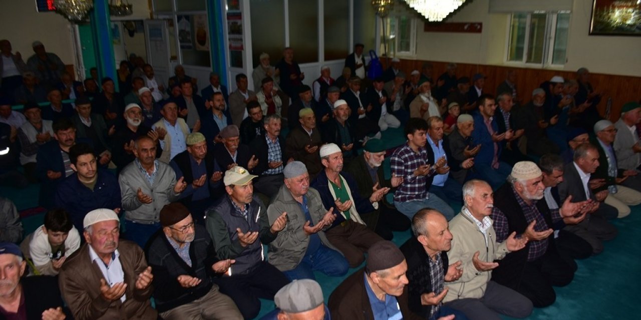 İnönü’de 3 Bin Kişi Yağmur Duası İçin Bir Araya Geldi