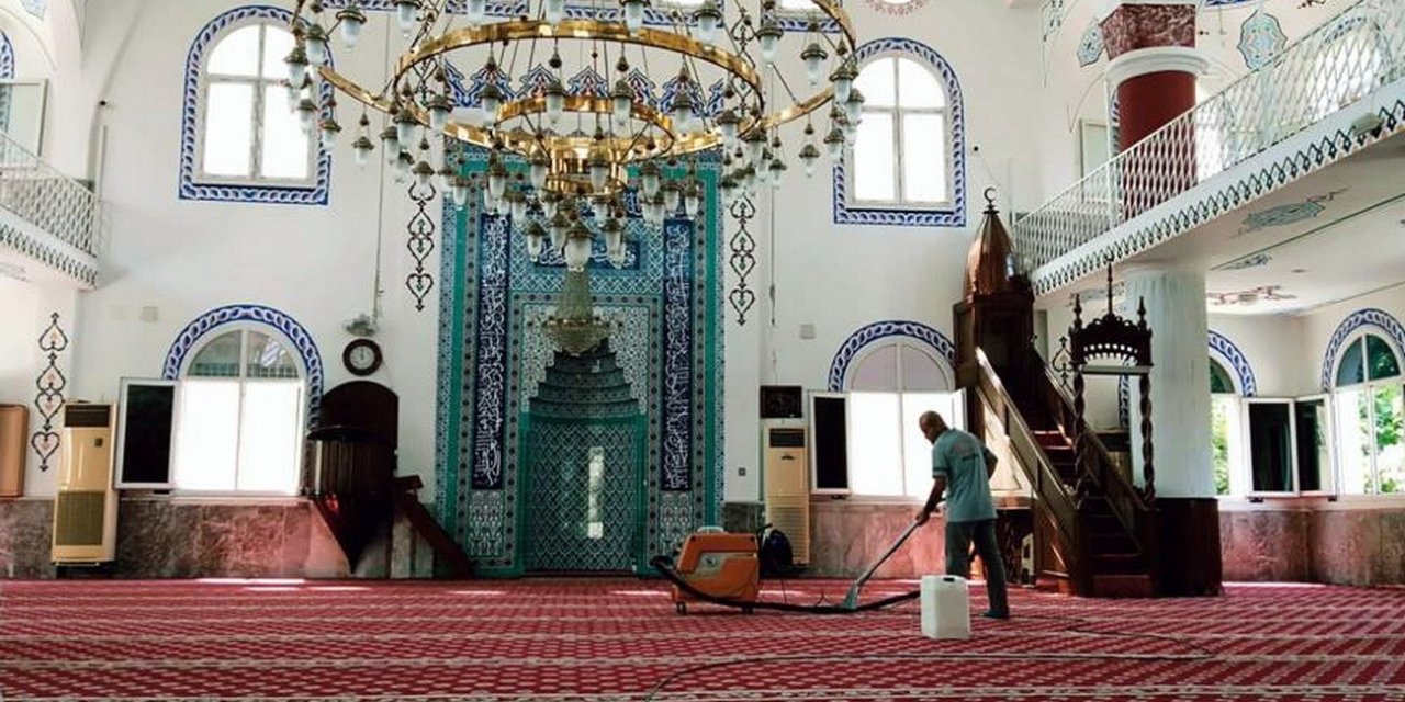 Akdeniz’de İbadethanelerde İlaçlama Ve Yıkama Çalışmaları Sürüyor