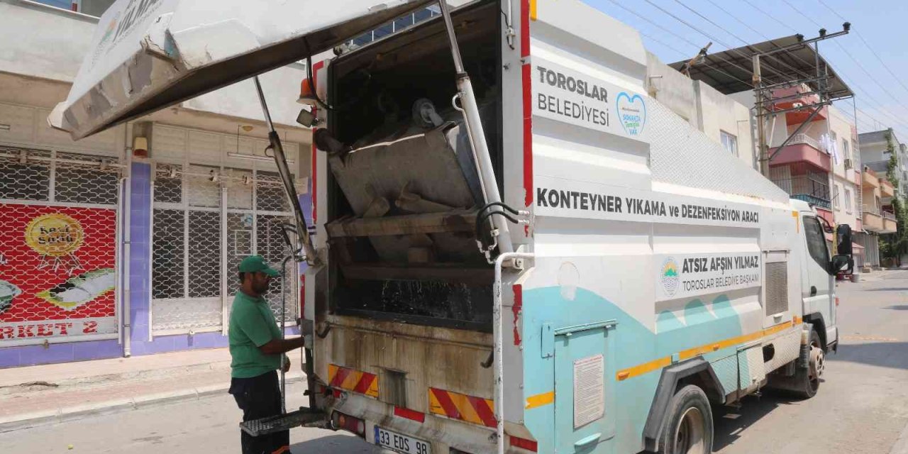 Toroslar’da Çöp Konteynerleri Dezenfekte Ediliyor