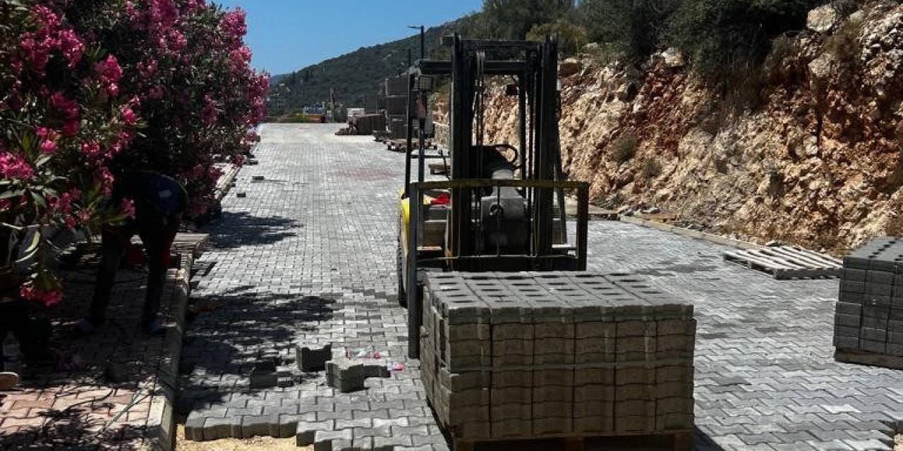 Kaş’ta 50 Metrekarelik Yol Ve Sokağa Kilitli Parke Taşı Döşeniyor
