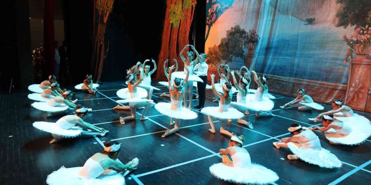 Mezitli Belediyesi Bale Okulu Kursiyeri Minikler, Gösterileriyle Büyüledi