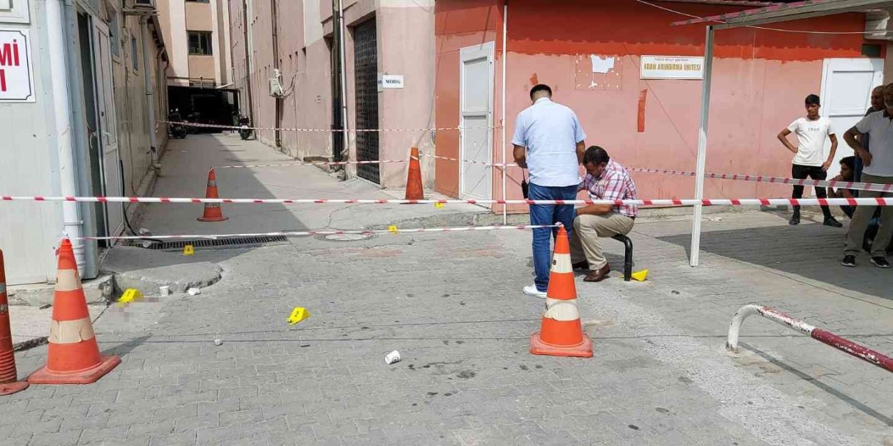 Hastane Bahçesinde Silahlı Kavga: 2 Yaralı