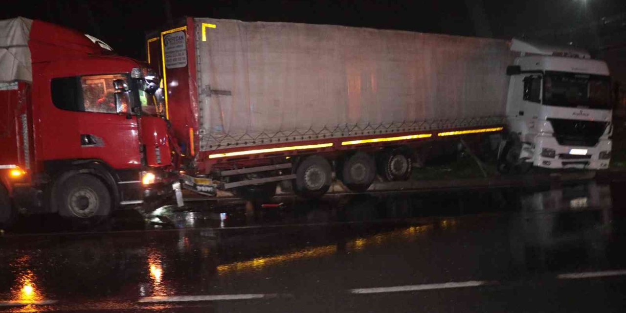 Makas Atarak Refüje Çıkan Tıra Arkadan Gelen Kamyon Çarptı