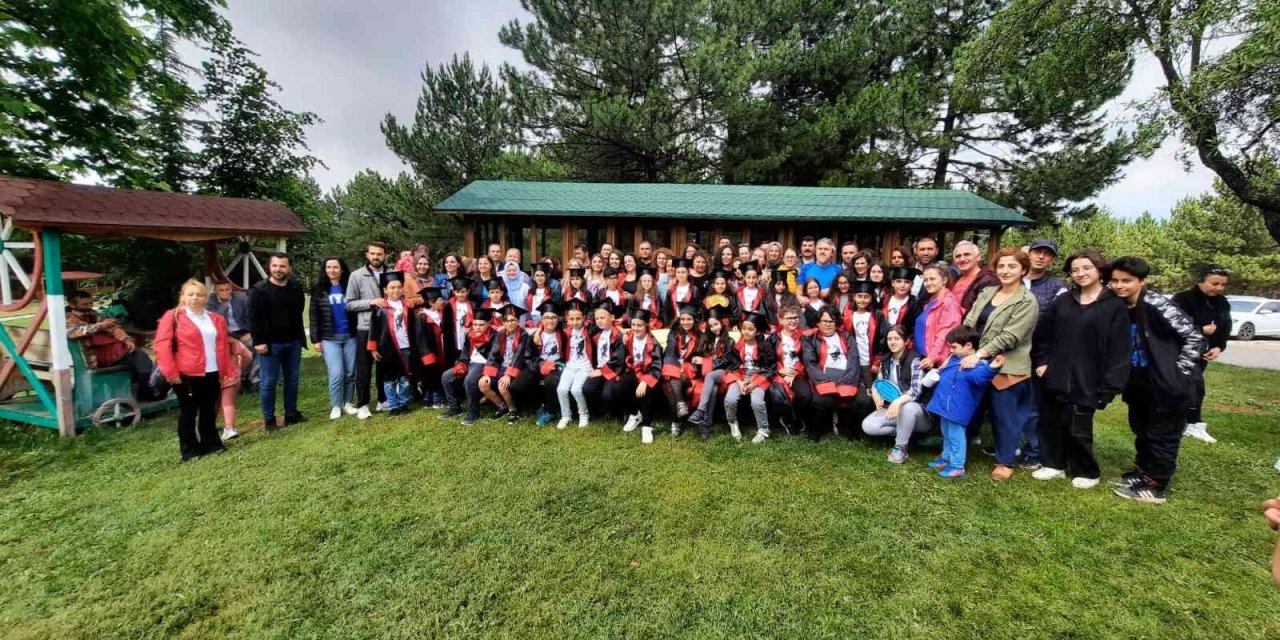 Mezuniyet Sevincini Piknik Alanında Kutlayıp Kep Fırlattılar