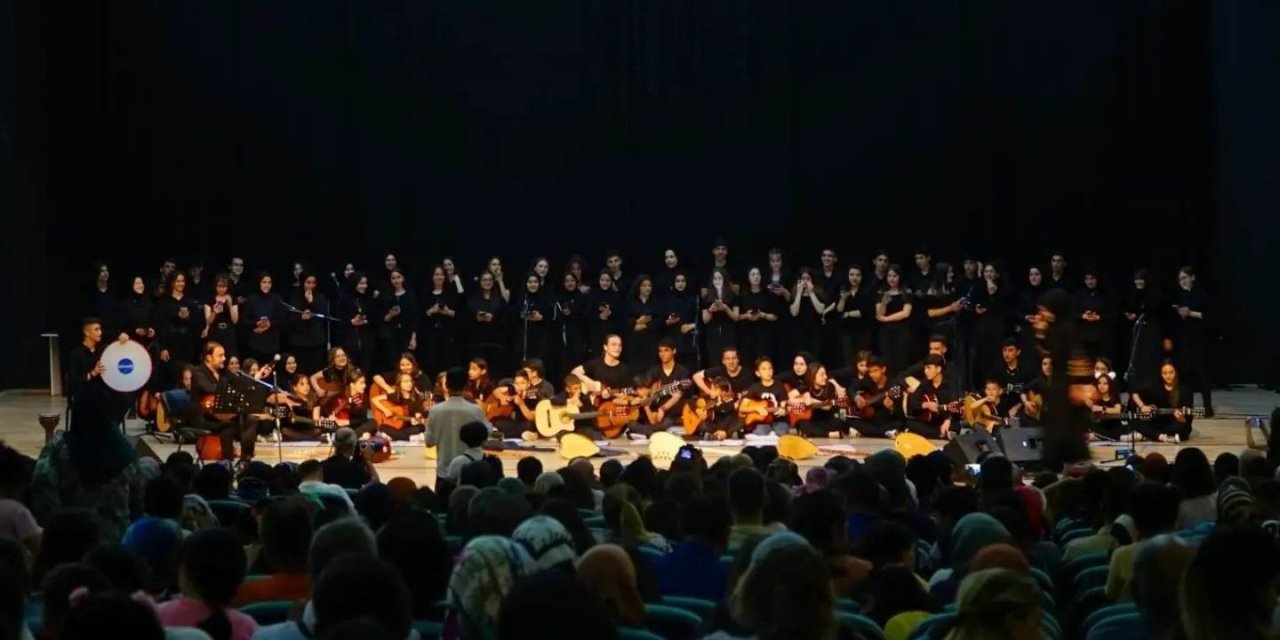 Beyşehir’de 115 Kişilik Öğrenci Korosu Ve Orkestrasından Yaza Merhaba Konseri